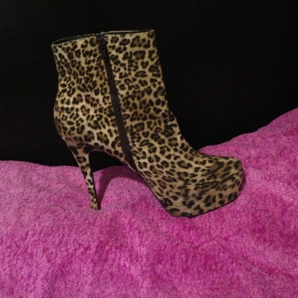 Sold!!!! Cute leopard booties - Picture 2 of 4