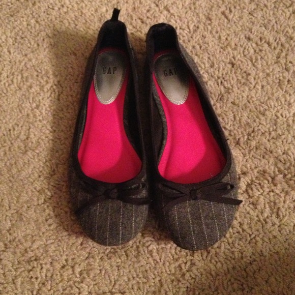 Gap size 7 grey flats. So cute!!