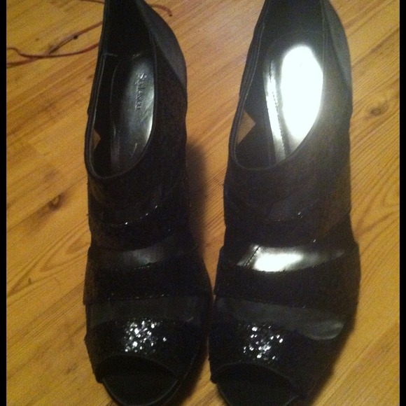 Black Stiletto heels - Picture 2 of 3