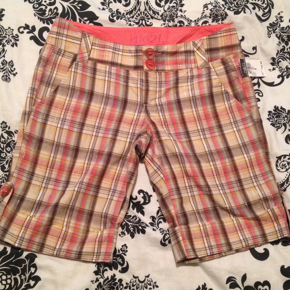 ✨SOLD Plaid knee shorts ⛳