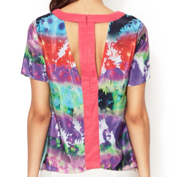 Bold Graphic Print Cutout Top - Picture 3 of 3