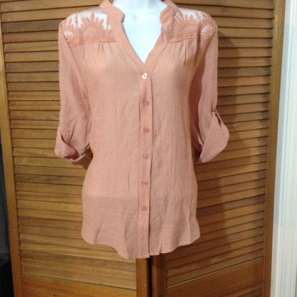 🔴Sold in bundle🔴🌺NWT, Beautiful laced top!