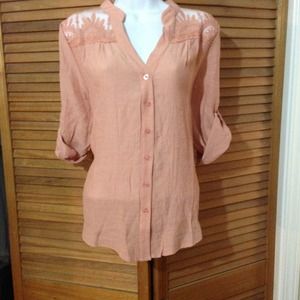 🔴Sold in bundle🔴🌺NWT, Beautiful laced top!