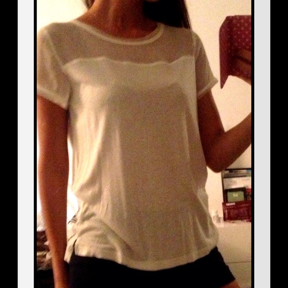 🚫Sold in a bundle🚫H&m cream T