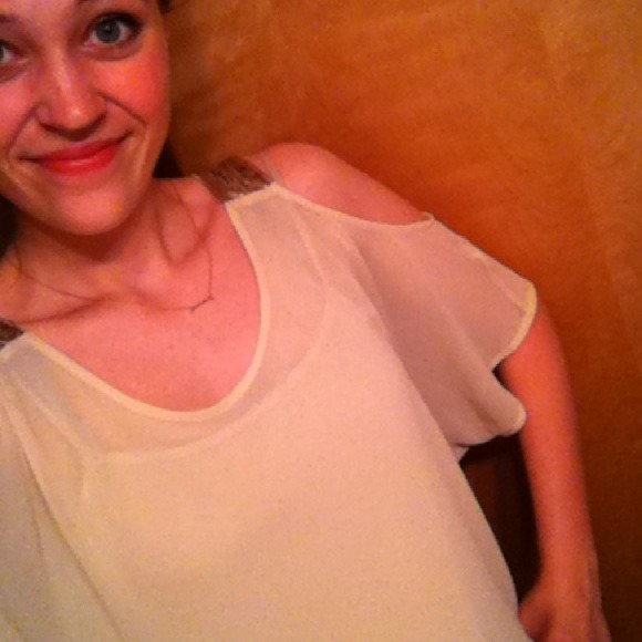 SOLD🎉 Beige Open Shoulder Top - Picture 2 of 3