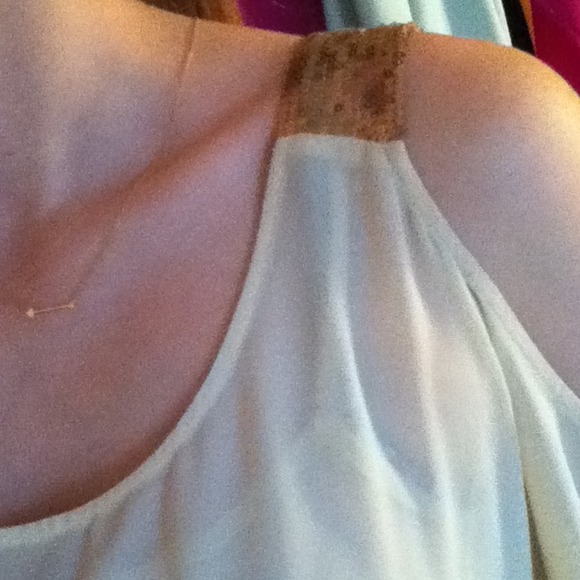 SOLD🎉 Beige Open Shoulder Top - Picture 3 of 3