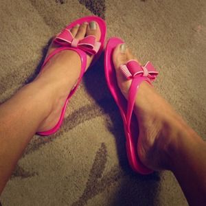 Pink bow flipflops