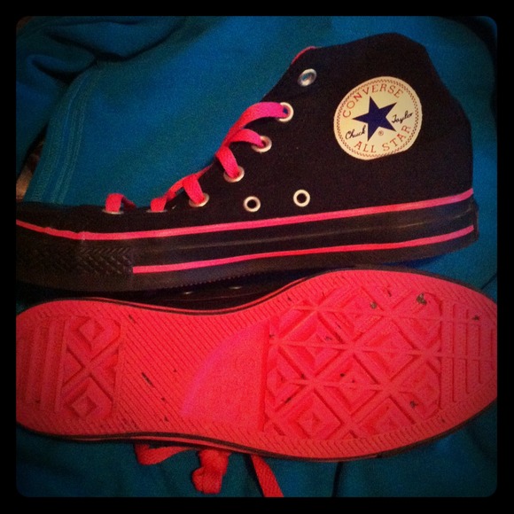 Pink/Black Hightop Chuck Taylor's !