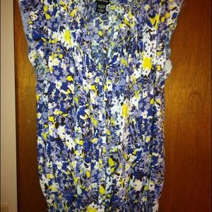 Sleeveless elastic gathered at waist blouse.