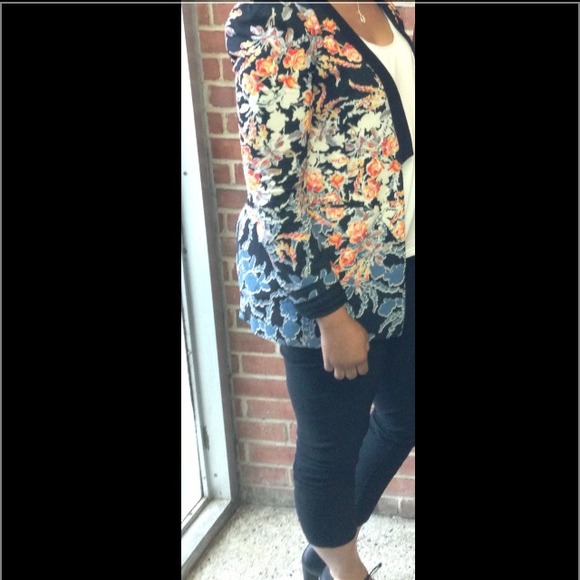 Cutaway blazer Price is FIRM! NO TRADES!!!!!! - Picture 3 of 3