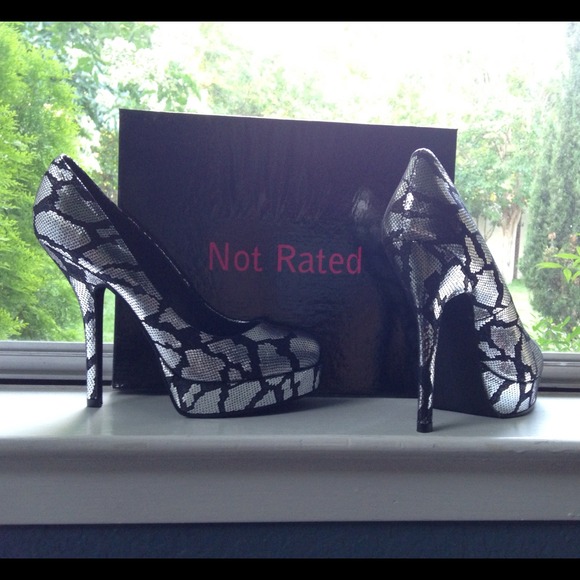 ❌BUNDLED/SOLD❌Silver & Black Snake Pumps - Picture 2 of 4