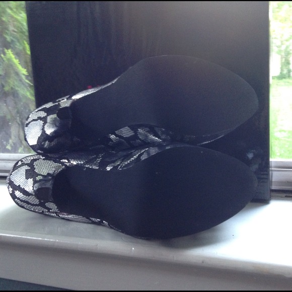 ❌BUNDLED/SOLD❌Silver & Black Snake Pumps - Picture 4 of 4