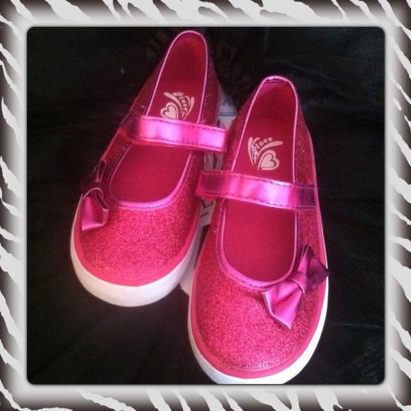 🌺Trade @bugotis🌺 Toddler girl shoes. NWT size 9