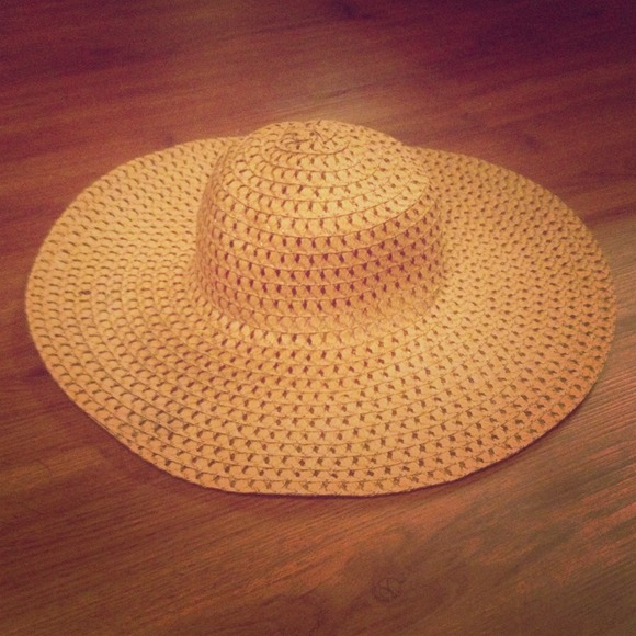 Straw floppy hat