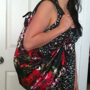 Old Navy silky floral sac purse