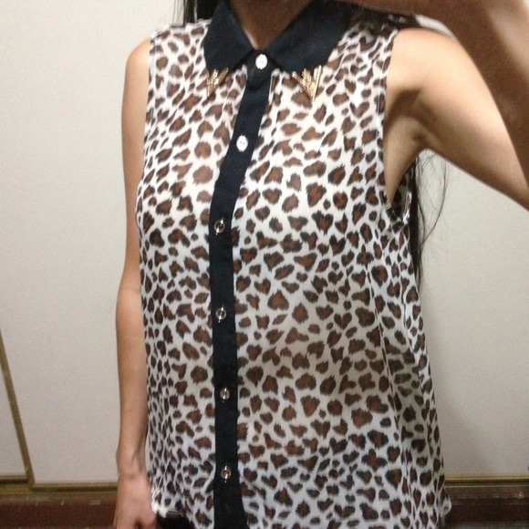❌SOLD❌Llight & flowy animal print top! - Picture 2 of 4