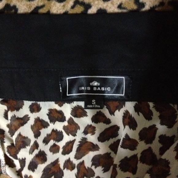 ❌SOLD❌Llight & flowy animal print top! - Picture 4 of 4