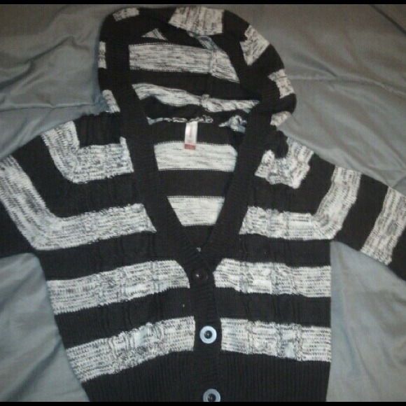 Cropped sweater CLOSET CLOSING SALE!!! - Picture 1 of 1