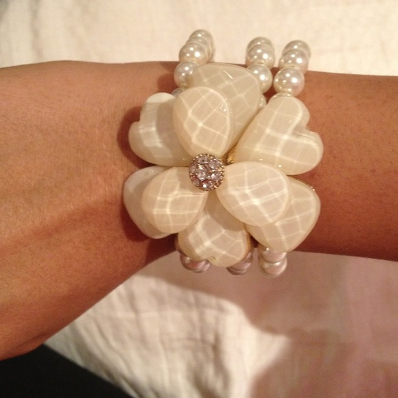 Stunning flower triple pearl bracelet 😍 - Picture 1 of 3