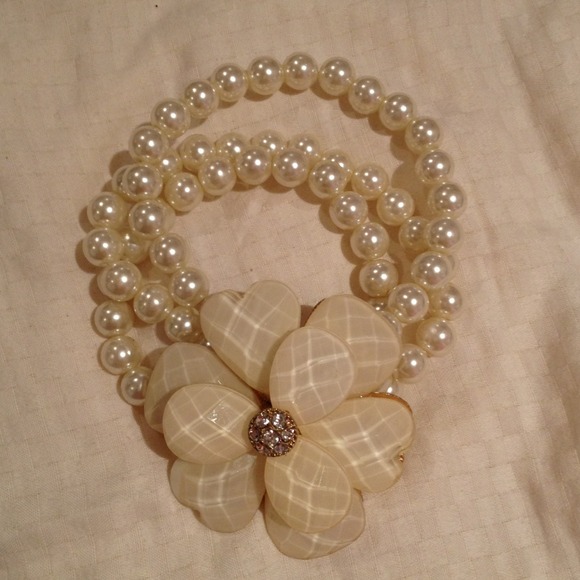Stunning flower triple pearl bracelet 😍 - Picture 2 of 3