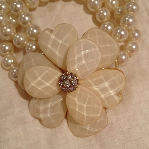 Stunning flower triple pearl bracelet 😍 - Picture 3 of 3