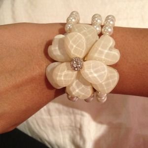 Stunning flower triple pearl bracelet 😍