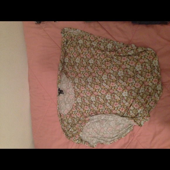 TRADED BUNDLED ❌❌❌tage flowy blouse, soft material