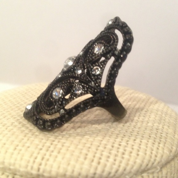 Antique Style Black Ring - Picture 2 of 4
