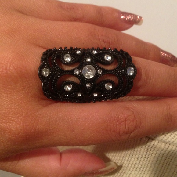 Antique Style Black Ring - Picture 4 of 4