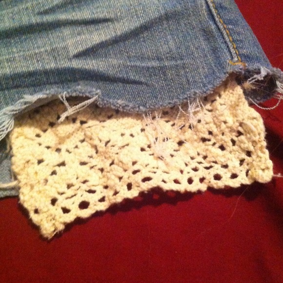 Light blue shorts with white lace pockets - Picture 2 of 3