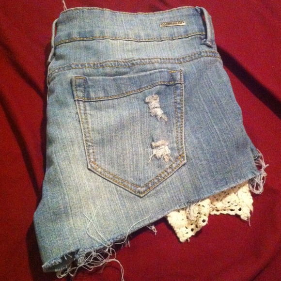 Light blue shorts with white lace pockets - Picture 3 of 3