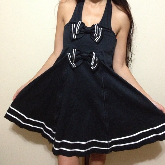 Body Line Dresses & Skirts - ❌SOLD❌Adorable black dress with cute bows!