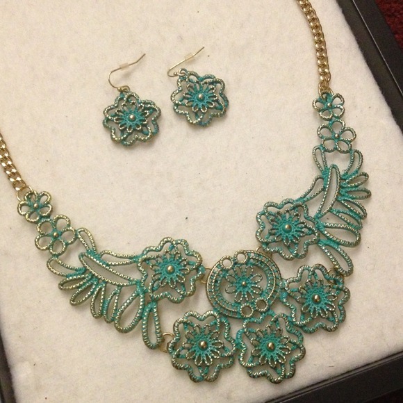 RSRV NEW Turquoise Green Vintage Gold Bib Necklace - Picture 2 of 4