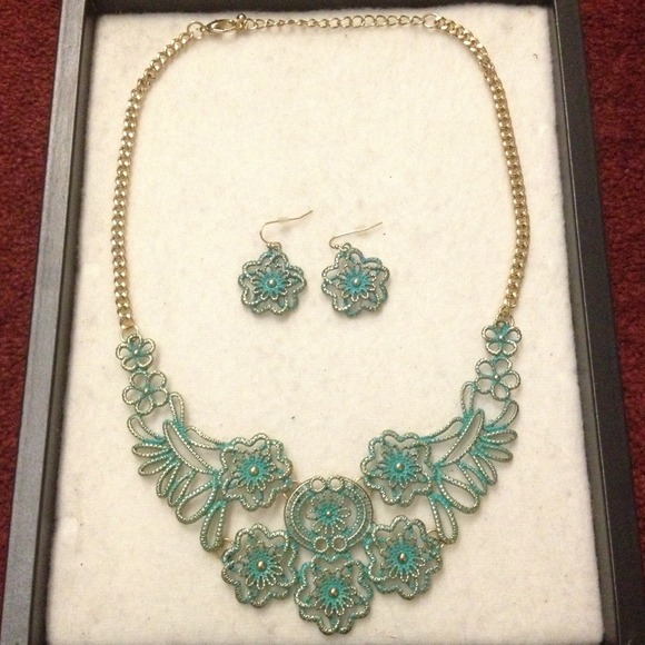 RSRV NEW Turquoise Green Vintage Gold Bib Necklace - Picture 3 of 4