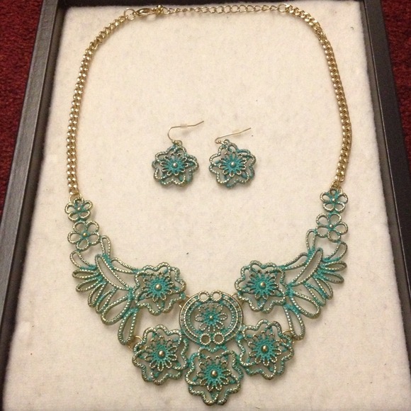 RSRV NEW Turquoise Green Vintage Gold Bib Necklace - Picture 4 of 4