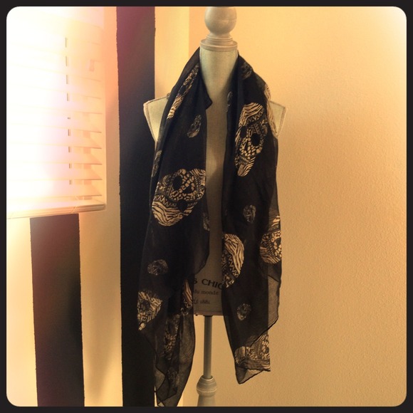 S🚫LD Skull Scarf