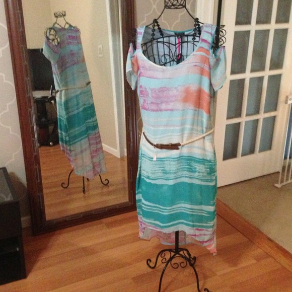 Dresses & Skirts - Hi/low cold shoulder style dress. Light and breezy