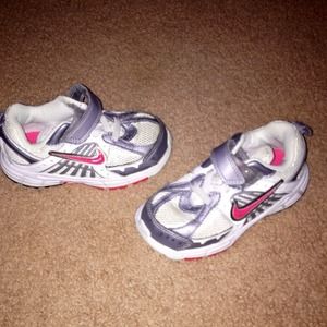 Toddler 7 1/2 Nike shoes