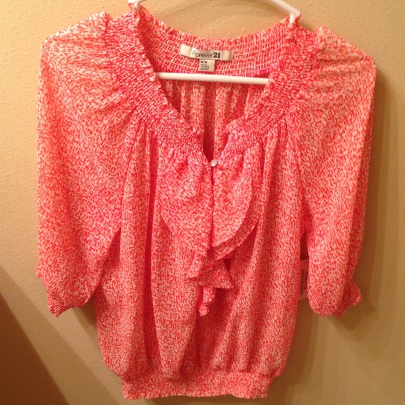 ❌SOLD❌Pink and white printed top!