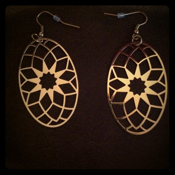 ⏬REDUCED⏬BRAND NEW! Shiny Gold delicate earrings!!