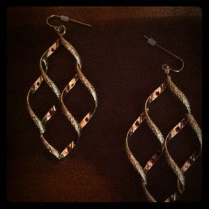 🚫SOLD🚫to @vlr1969 Brand new gold earrings