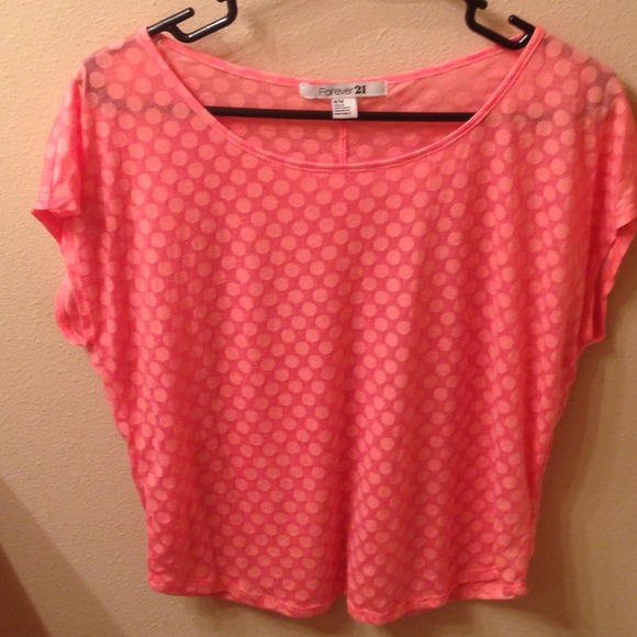 ❌SOLD❌Pink polka dotted, semi sheer cropped top!