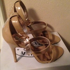 **SOLD** HOT Steve Madden strapy sandals! 
