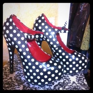 Black and white polka dots heels