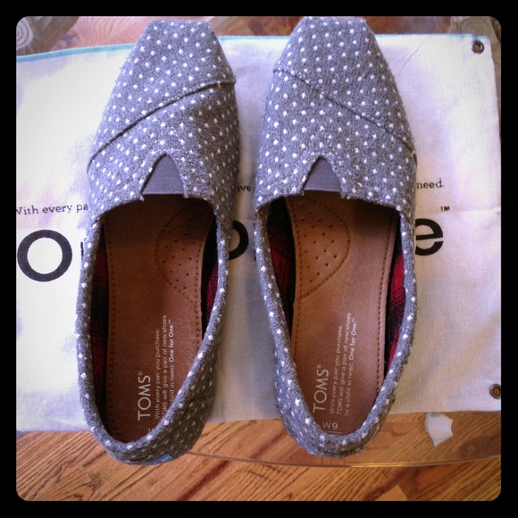 Brand new polka dot gray toms.