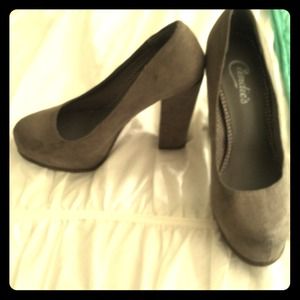 Grey suede pumps with thick heel