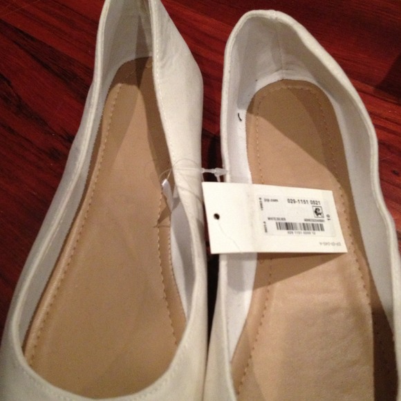 Sold🌸White and Silver Flats 🌺Host Pick🌺 - Picture 3 of 4