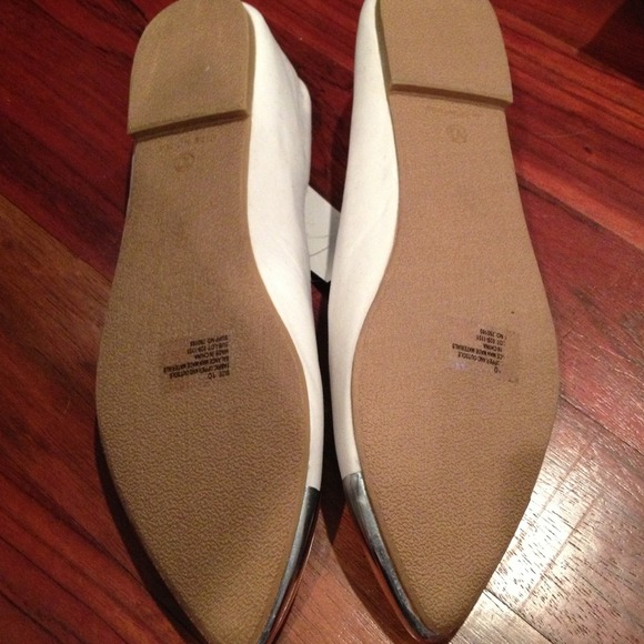 Sold🌸White and Silver Flats 🌺Host Pick🌺 - Picture 4 of 4