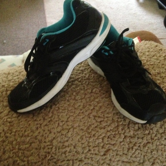 SOLD ❤️❤️❤️❤️❤️❤️❤️❤️Avia shoes - Picture 2 of 3