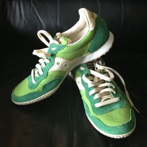 Saucony green running shoes